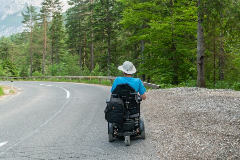 Porównanie napędów elektrycznych i manualnych do wózków inwalidzkich: plusy i minusy